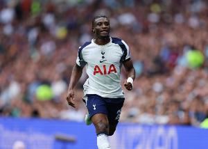 库杜斯本赛季完成30次过人五大联赛最多，对抗成功57次英超最多