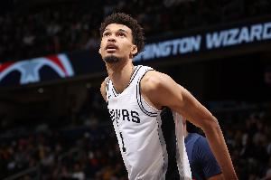 打法变了！文班亚马全场仅9出手得10分5板2帽 5次助攻全队最高