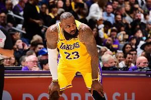 突发！Shams：詹姆斯因右侧坐骨神经痛将缺阵至少3-4周！