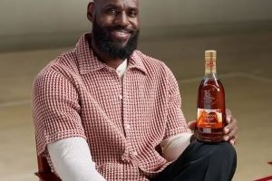 詹姆斯缺席数周！美记打趣：或许他该抹点轩尼诗 没准就好了