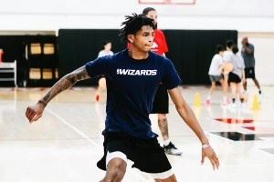 AJ-约翰逊晒训练生活照 还晒出带有个人Logo的背包