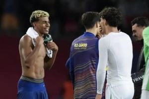 老友相见！每体：佩尼亚和福特在赛后与巴萨的前队友们拥抱致意